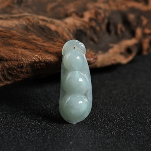 糯种浅绿翡翠连中三元吊坠