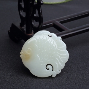 俄料俏色和田玉山料年年有余吊坠