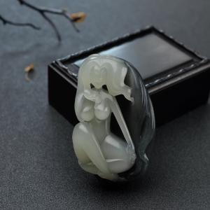 新疆俏色和田玉籽料美女吊坠