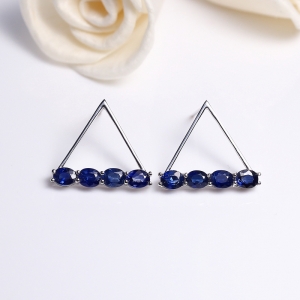 18K金镶钻蓝色蓝宝石耳钉