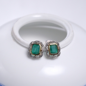 18K金镶钻鲜绿祖母绿耳钉