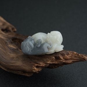 新疆俏色和田玉籽料事事如意吊坠