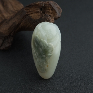 新疆俏色和田玉籽料宝宝佛吊坠