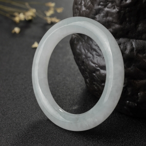 57#糯种浅绿翡翠圆镯