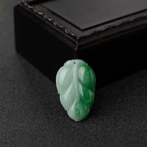糯种飘翠翡翠叶子吊坠