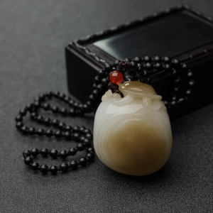 俄料俏色和田玉山料乌龟吊坠