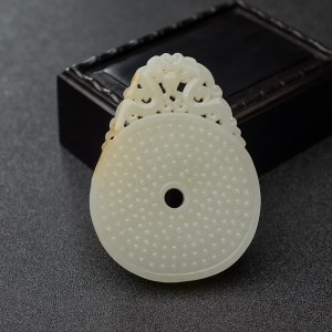 俄料青白玉山料古龙牌吊坠