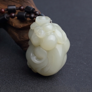 新疆和田青白玉籽料招财猪手把件