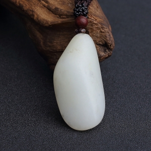 新疆和田青白玉籽料随形吊坠