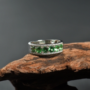 18K镶钻沙弗莱戒指