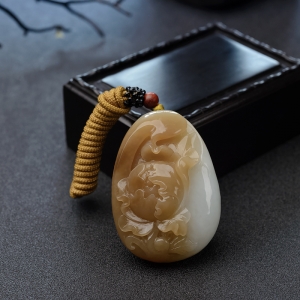 俄料俏色和田玉山料牡丹吊坠