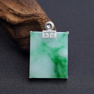 18K金镶钻糯种飘绿翡翠无事牌吊坠