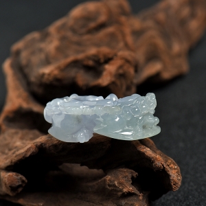 糯冰种俏色翡翠貔貅吊坠