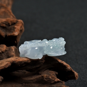 糯冰种俏色翡翠貔貅吊坠