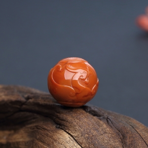 柿子红南红俏雕龙凤圆珠