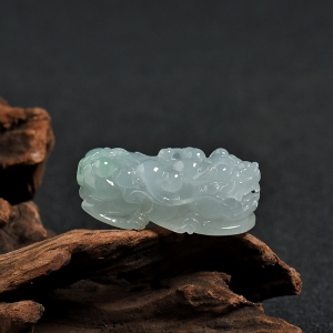 糯冰种飘翠翡翠貔貅吊坠