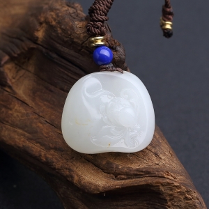 新疆和田白玉籽料一品清廉吊坠