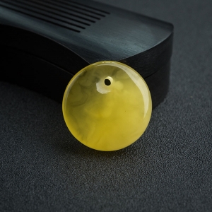 鸡油黄金绞蜜平安扣吊坠