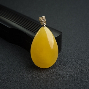 14K金镶鸡油黄蜜蜡吊坠