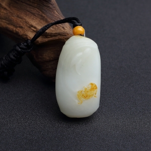 俄料俏色和田玉山料祝福吊坠