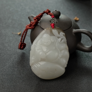 新疆俏色和田玉籽料佛吊坠