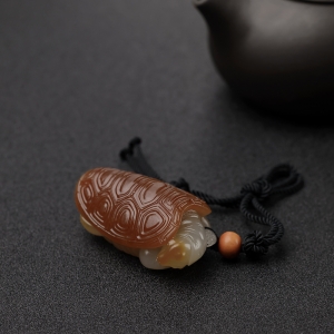 新疆俏色和田玉籽料乌龟吊坠