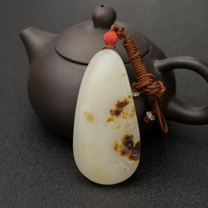 新疆俏色和田玉籽料山水意境吊坠