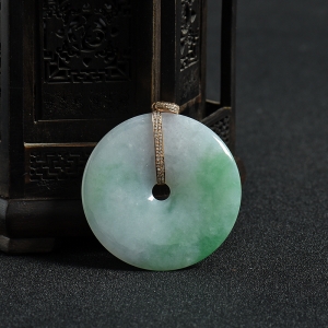 18K镶钻糯种飘绿翡翠平安扣吊坠