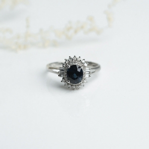 18K金镶钻深蓝色蓝宝石戒指