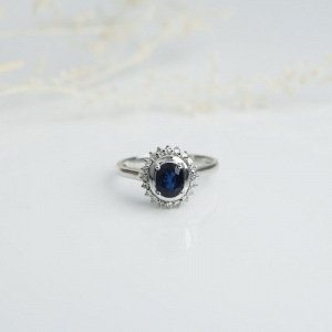 18K金镶钻深蓝色蓝宝石戒指