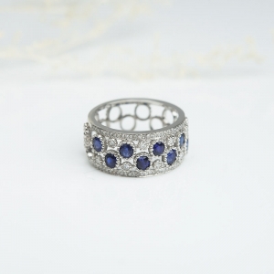 18K金镶钻深蓝色蓝宝石戒指