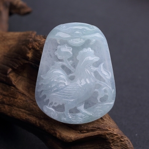 糯种浅绿翡翠鸡牌吊坠