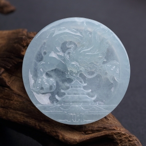 糯种浅绿翡翠飞龙吊坠