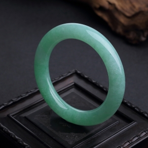 56.5#糯冰种浅绿翡翠圆镯