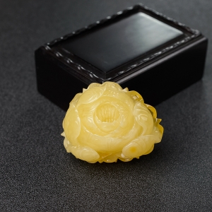 浅黄蜜蜡花开富贵吊坠