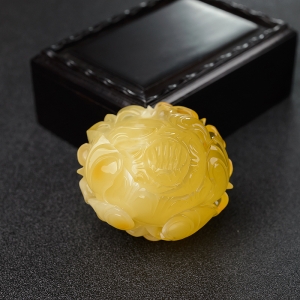 鸡油黄蜜蜡花开富贵吊坠