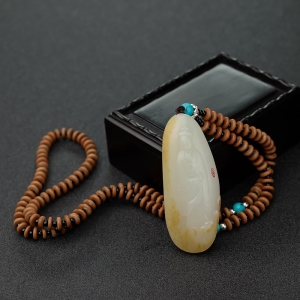 新疆俏色和田玉籽料观音吊坠