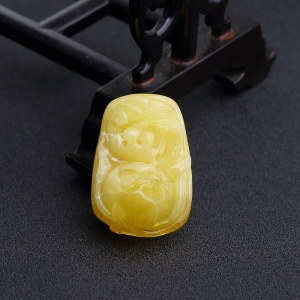 鸡油黄蜜蜡一品清廉吊坠