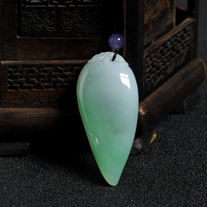 糯种飘绿翡翠福瓜吊坠