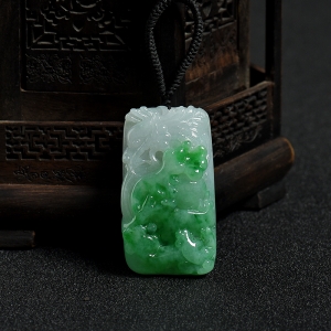 糯种飘翠翡翠龙牌吊坠