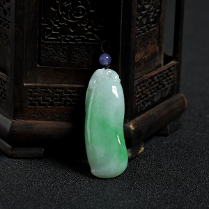 糯种飘绿翡翠福瓜吊坠