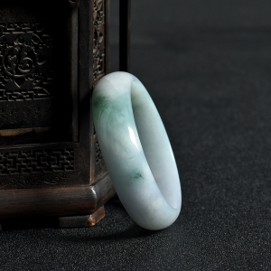 57#糯种俏色翡翠手镯