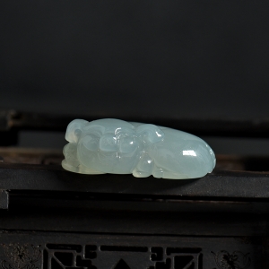 糯种浅绿翡翠亥猪吊坠