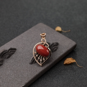 18K金镶钻沙丁正红珊瑚吊坠
