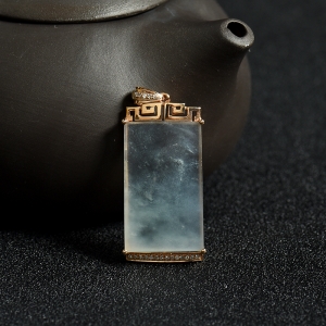 18K金镶钻冰种无色翡翠无事牌吊坠