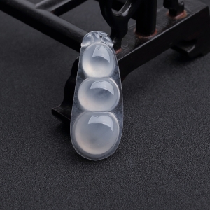 冰种翡翠福豆吊坠