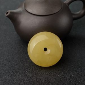 鸡油黄蜜蜡平安扣吊坠