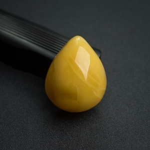 褐黄蜜蜡随形吊坠