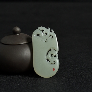 新疆和田青白玉籽料仿古龙纹吊坠