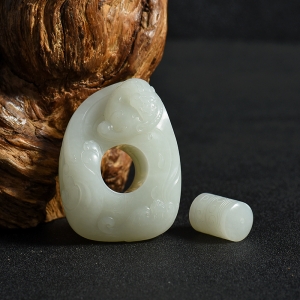 新疆和田白玉籽料仿古龙纹手把件
